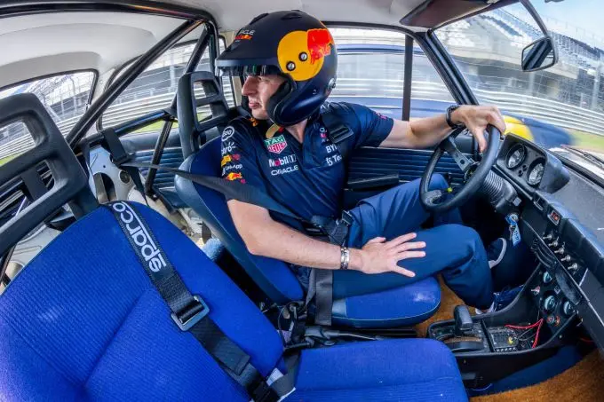 Max Verstappen en Yuki Tsunoda Circuit Zandvoort achteruitrijden 2