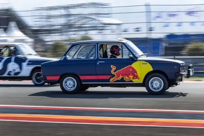 Max Verstappen en Yuki Tsunoda Circuit Zandvoort achteruitrijden 3