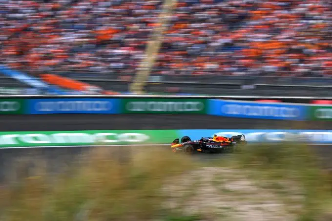 F1 Zandvoort 2022 Max Verstappen voorbij ornajezee duinencircuit