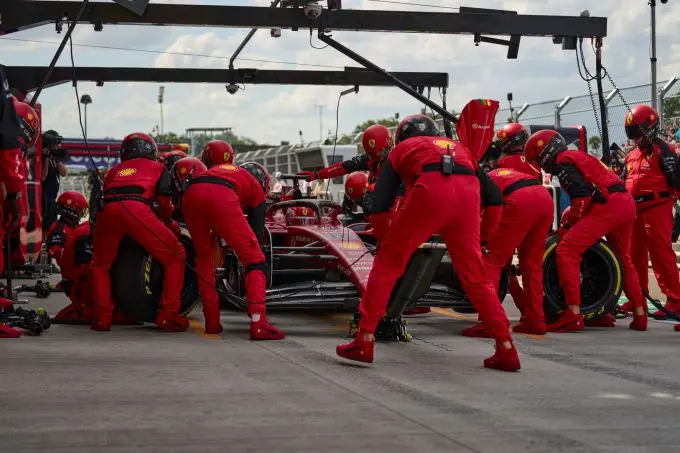 Ferrari at F1 GP Monza 2022 pitcrew at work