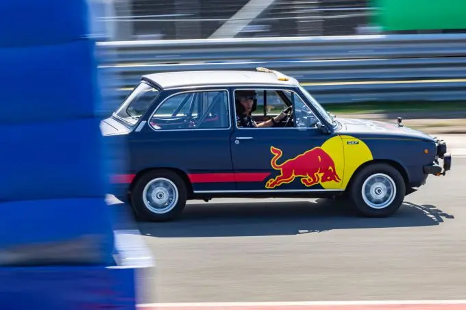 Max Verstappen en Yuki Tsunoda Circuit Zandvoort achteruitrijden 5