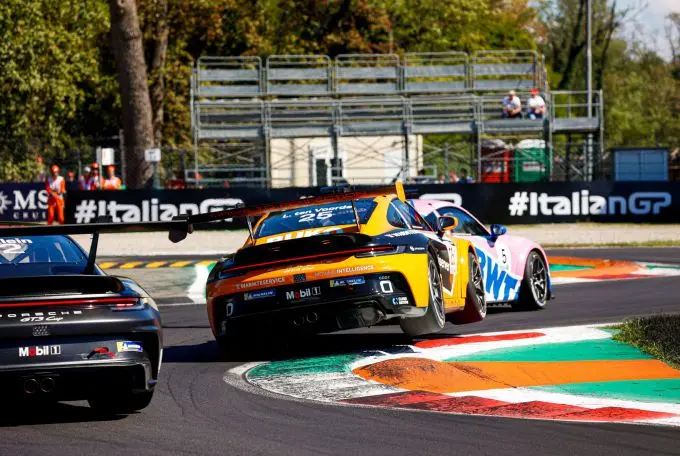 Porsche Mobil 1 Supercup 2022 @ Monza Larry_ten_Voorde_los_van_de_grond_in_chicane