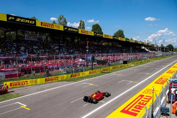 Ferrari @ Monza Italian Grand Prix 2022 actie voor tribune