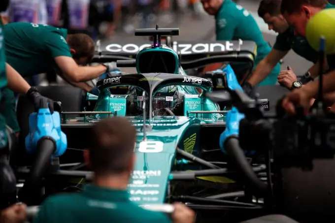 Aston Martin weg omhoog pitcrew
