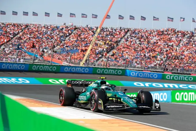 Aston Martin weg omhoog Zandvoort actie