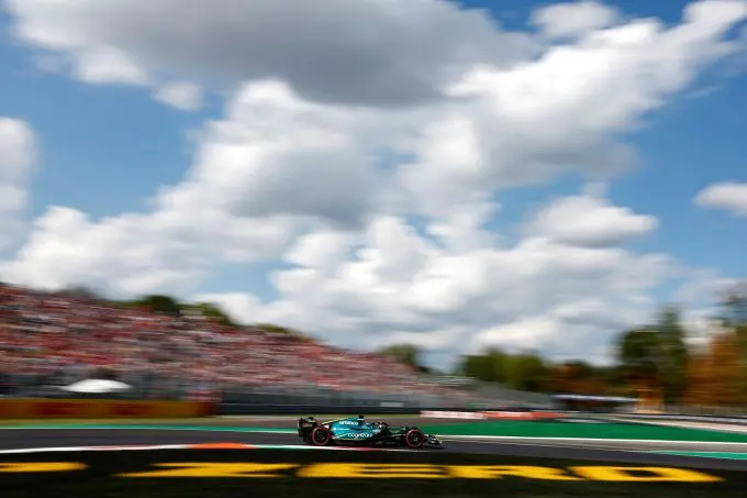 Aston_Martin_actie_zijkant_chicane GP Italy