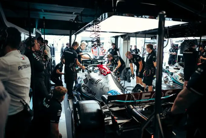Mercedes_pitcrew_at_work_GP_Nederland 2022