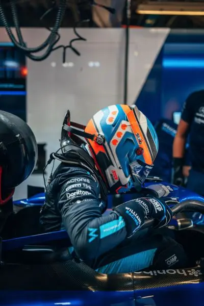 Nyck_de_Vries F1 Williamns debuut Monza stoeltje passen