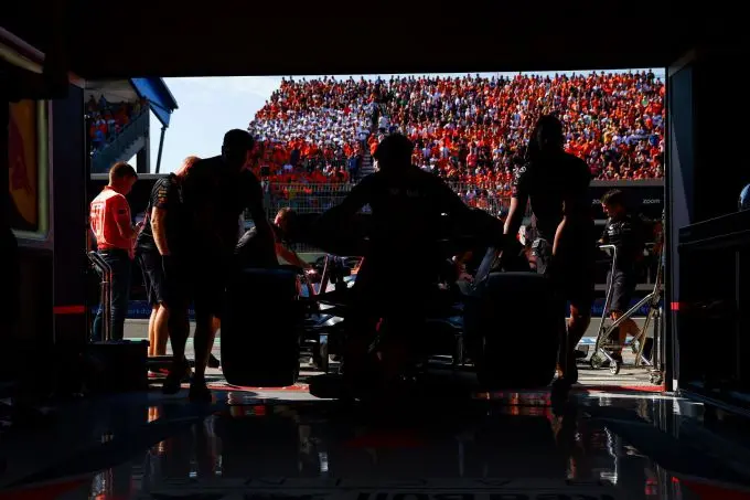 Red_Bull_crew_pits_gadegeslagen_orange_army