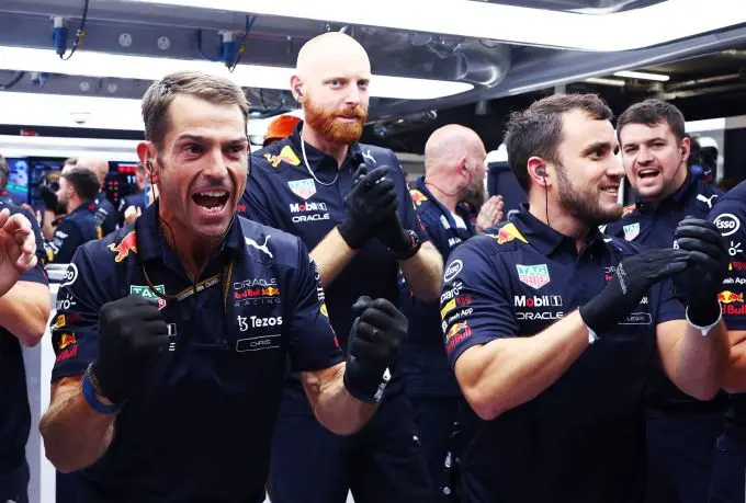 Heineken F1 Grand Prix 2022 Zandvoort crew Max Verstappen viert de pole position