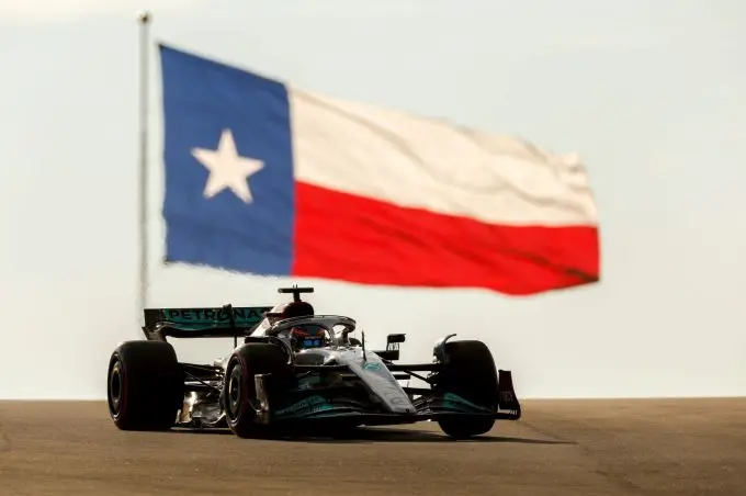Lewis_Hamilton_F1_Mercedes_GP_USA_2022 actie front vlag