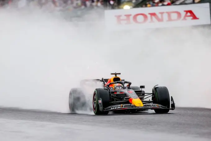Max_Verstappen_actie_front_spray GP Japan 2022
