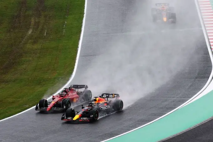 Max_Verstappen_vecht_met_Charles_Leclerc