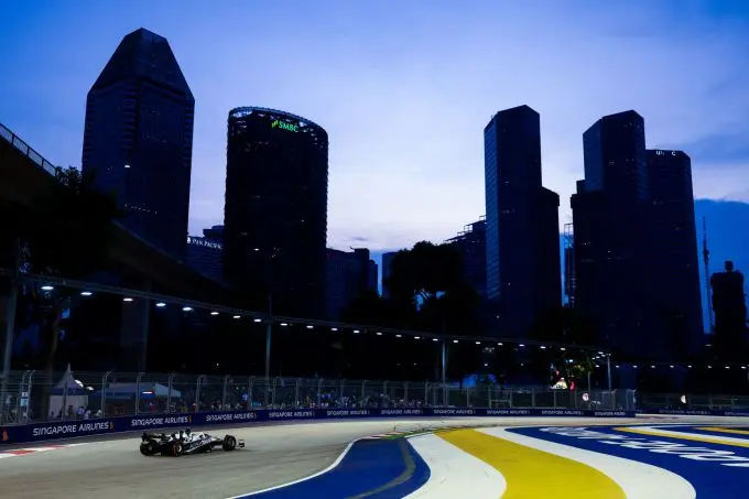 Pierre_Gasly_Singapore skyline