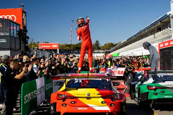 DTM Hockenheimring powered by AUDI Zondag Sheldon van der Linde op het dak
