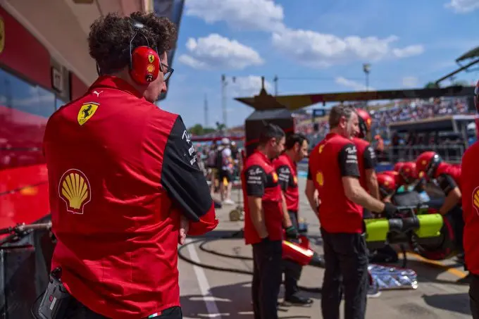Ferrari_Mattia_Binotto_pitcrew_at_work