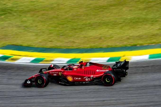 Carlos Sainz op weg naar welverdiende P3 in GP Brazilie 2022 met zijn Ferrari