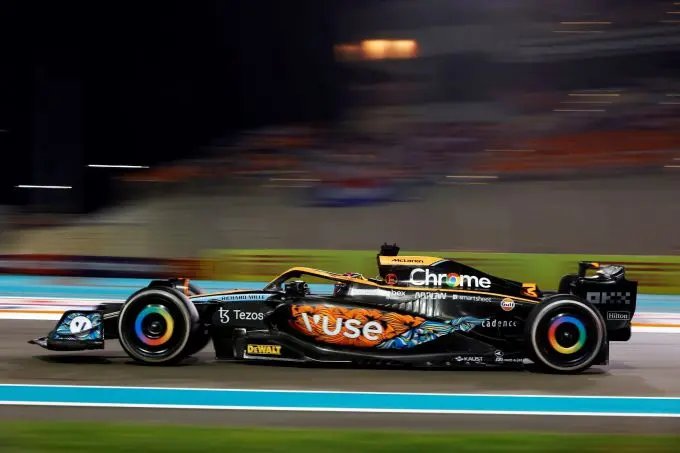 Daniel_Ricciardo_actie_zijkant F1 McLaren
