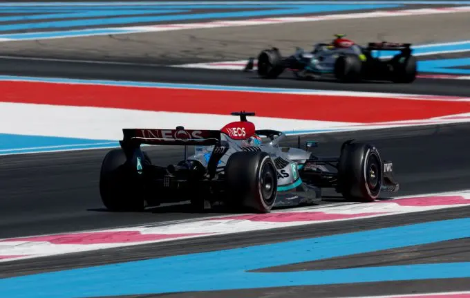 George_Russell_Mercedes_achter_Hamilton_actie GP Frankrijk 2022
