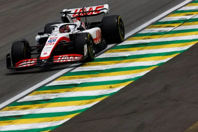 Kevin_Magnussen_on_track_in_Brazil_actie
