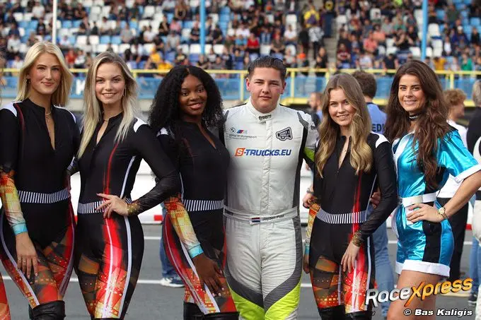 Jayden Post in goed gezelschap van grid girls