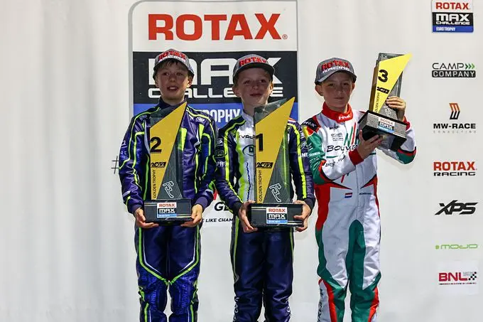 Mats van Rooijen podium midden  wint golden Trop in Mini Ma
