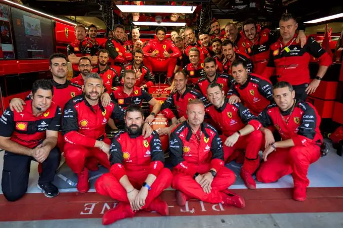 Carlos_Sainz_and_crew F1 Ferrari