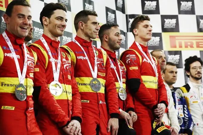 Gulf_12_Hours_Francorchamps_Ferrari_team_podium Antonio Fuoco, James Calado en Alessandro Pier Guidi