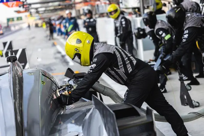Peugeot 9X8 WEC mechanic action