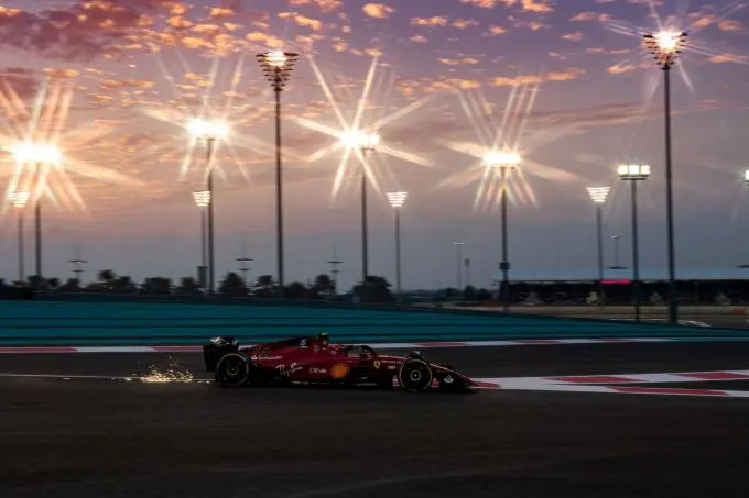 Carlos_sainz_actie_zijkant_abu-dhabi-gp-2022