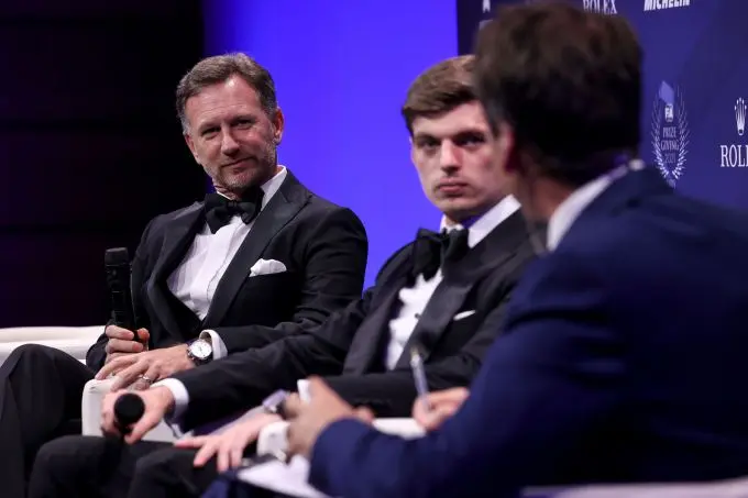 Christian_Horner_en_Max_Verstappen_FIA_prijsuitreiking_dec_2021_bron_Red_Bull_Content_Pool