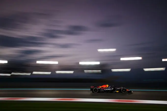Max_Verstappen_actie_zijkant_2_Abu_Dhabi_2022