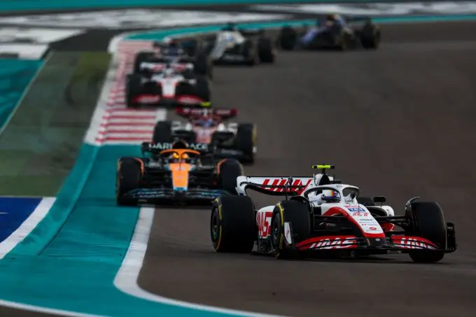 Mick_Schumacher_Haas_Abu_Dhabi_2022_voorop