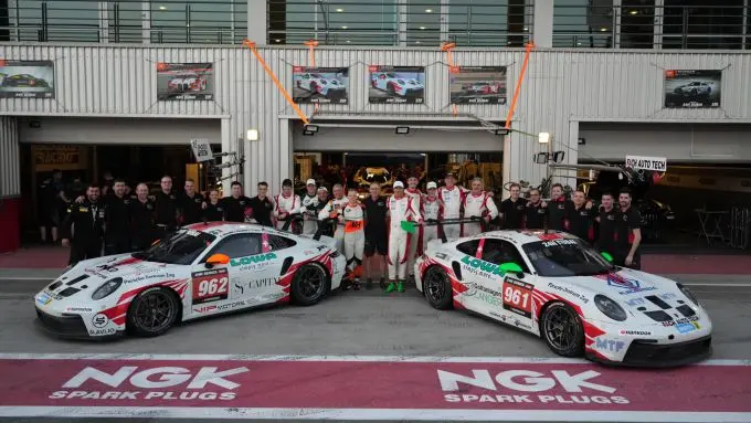24H Dubai 2023 FACH Auto Nr961 en Nr962 pits