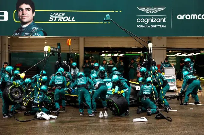 Aston Martin op weg naar de top 10 pitstop