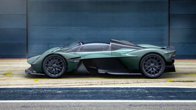 Aston Martin Valkyrie 10