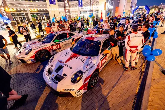 24H Dubai 2023 FACH Auto parade woensdagavond