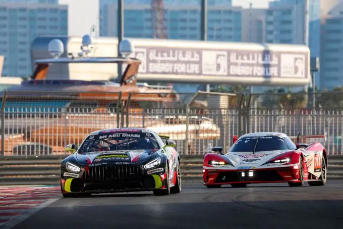24H SERIES 2023 Hankook 6 Hours ABU DHABI foto 11 Mercedes voor de KTM X-Bow GTX