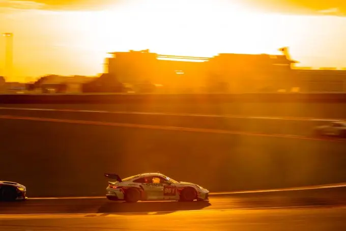 24H Dubai 2023 FACH Auto track sunset
