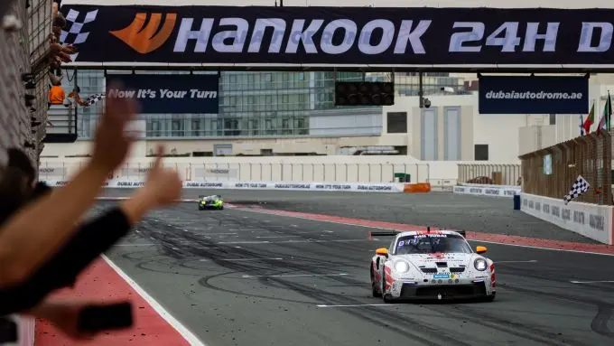 24H Dubai 2023 Larry Ten Voorde passeert als winnaar de finishlijn Nr962 Porsche 911 GT3 Cup