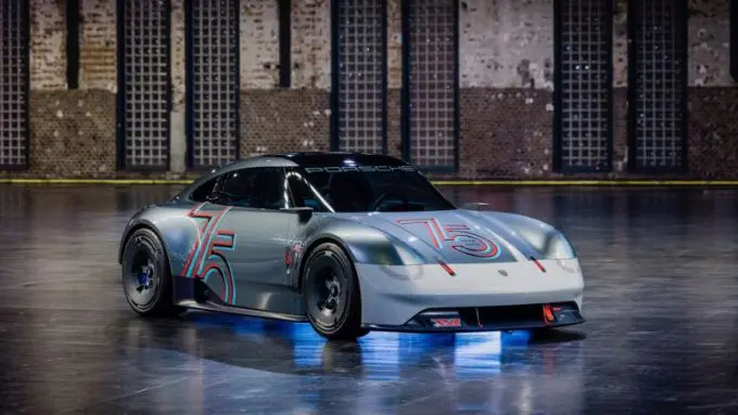 Porsche_Driven_by_dreams_3