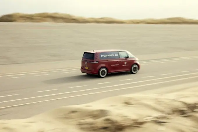 Volkswagen ID. Buzz en de Porsche Renndienst Volkswagen-bus foto 10