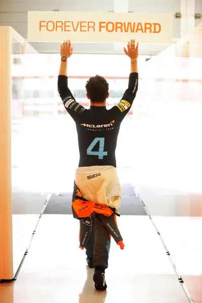 Oscar_Piastri_forever_forward
