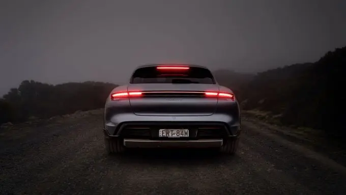 Mark Webber Tasmanië Porsche Taycan Cross Turismo foto 15