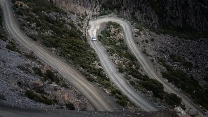 Mark Webber Tasmanië Porsche Taycan Cross Turismo foto 2