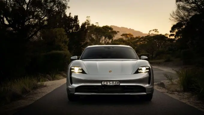 Mark Webber Tasmanië Porsche Taycan Cross Turismo foto 3