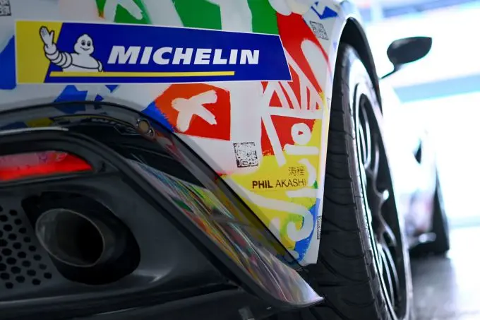 Aston Martin Vantage AMR GT4 Art Car The Power of Language foto 5