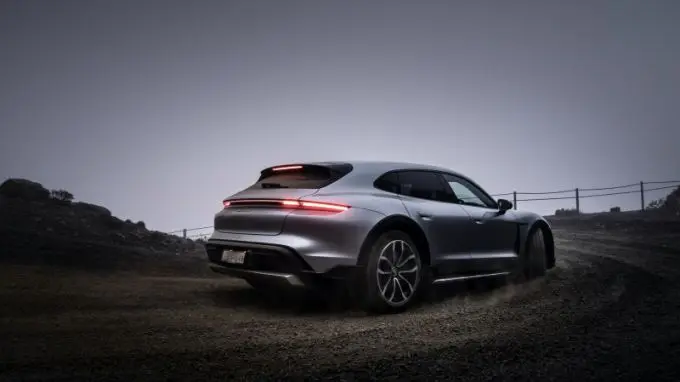Mark Webber Tasmanië Porsche Taycan Cross Turismo foto 6