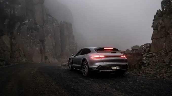 Mark Webber Tasmanië Porsche Taycan Cross Turismo foto 9