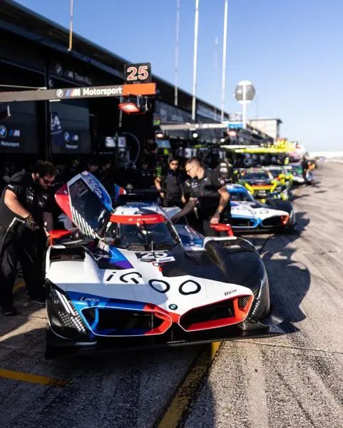 BMW M Hybrid V8 Twelve Hours of Sebring 2023 foto BMW pitstraat at Sebring